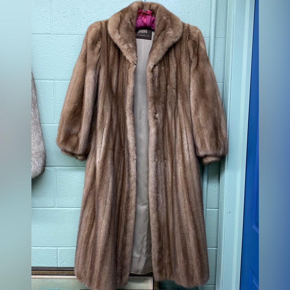 Vintage Ruth Eager Moran fur coat from Koslows. Excellent condition. Gorgeous